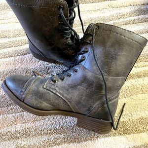 Ladies gray boots, size 6